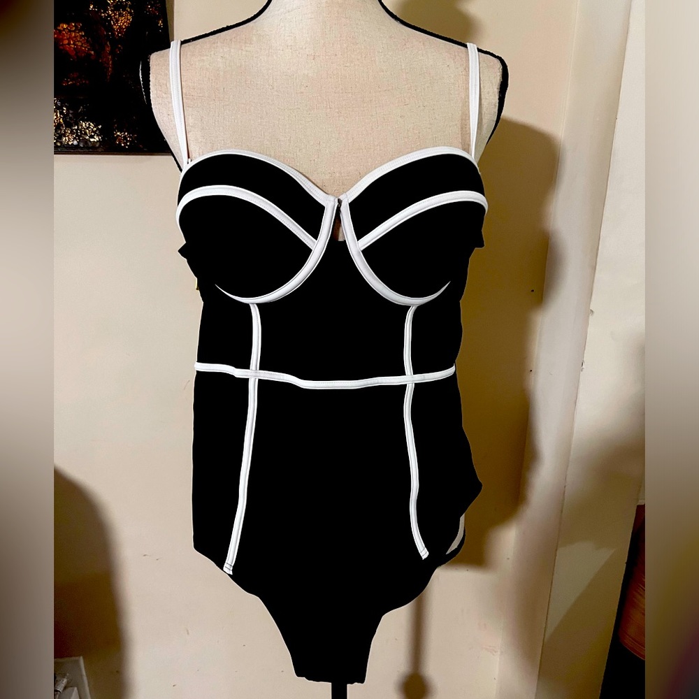 NWT Frederick’s of Hollywood Pinup Bathing Suit Bondi Heat Black & White SZ L